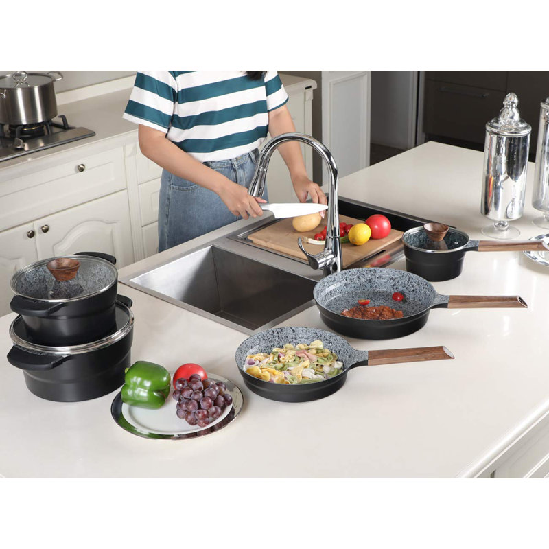 Daquasia 8 - Piece Non-Stick Aluminum Cookware Set