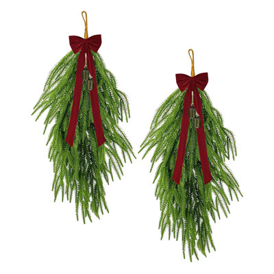 Lot de 2 guirlandes de Noël artificielles en pin Norfolk de 70 cm (27,6 pouces), ornées de nœuds en velours rouge et de clochettes en bronze, pour décorer votre porte d'entrée pendant les fêtes.