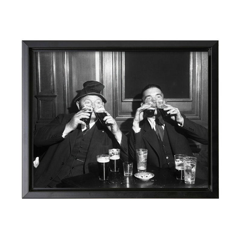 Hommes buvant de la bière, Cadre noir, Canevas, H 18 po x l 24 po
