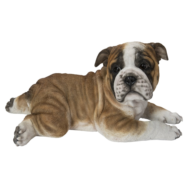 Chiot bouledogue couché