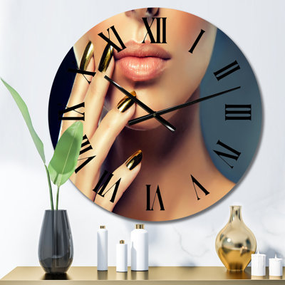 Modèle féminin avec maquillage doré et clous noirs - Horloge murale glamour