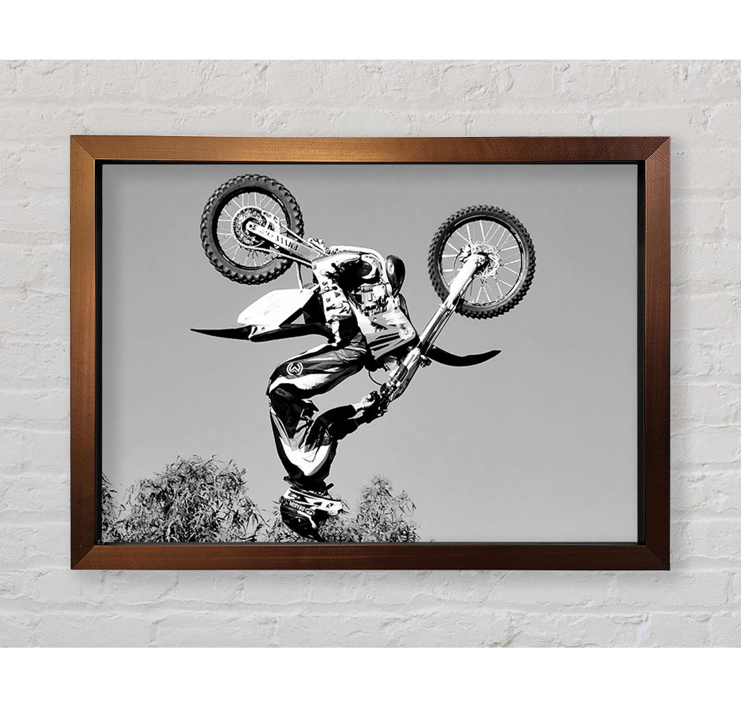 Gerahmtes Poster Motorcross Freestyle Upside Down Flip in Schwarz/Weiß