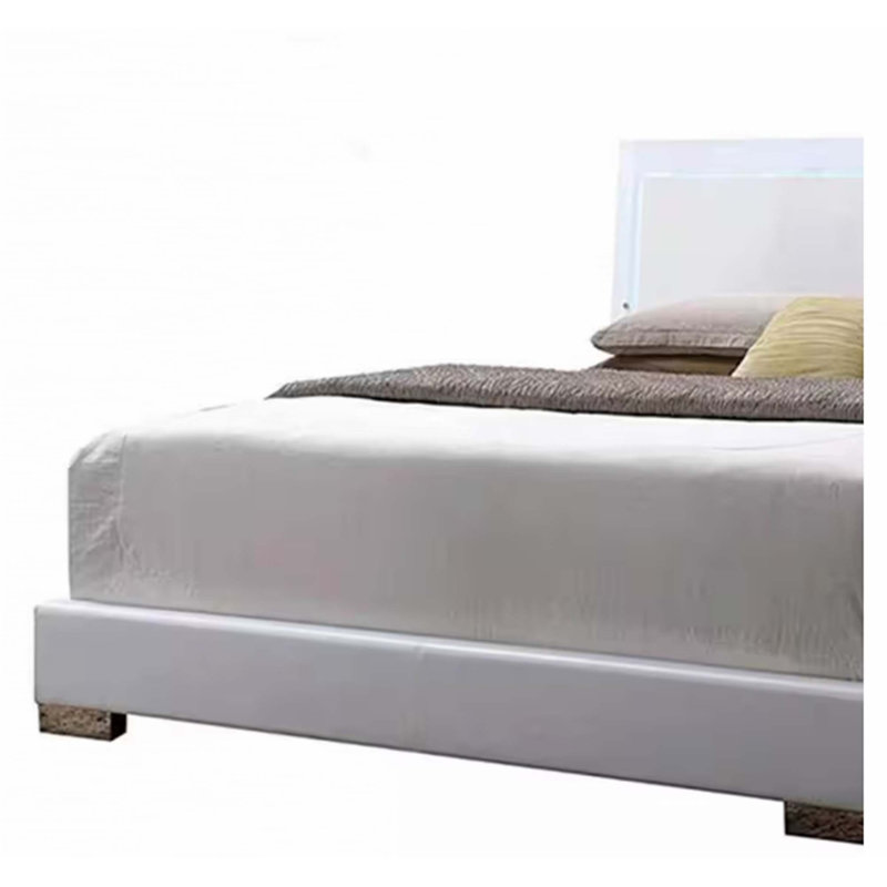 Grand lit en cuir synthétique avec pieds blancs et DEL
