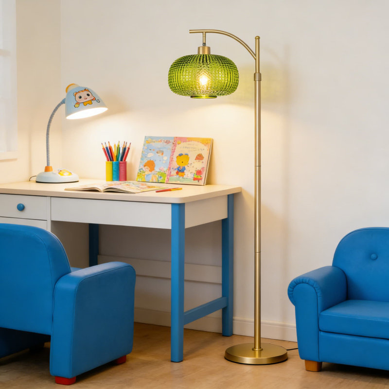 Lampe sur pied moderne avec ampoule à DEL à intensité variable et télécommande, design Mid-Century avec abat-jour en verre vert et mât doré pour le salon, la chambre à coucher ou le bureau