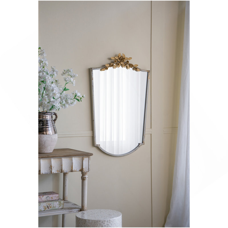 Miroir mural arqué 24 x 1,6 x 37,4 po avec cadre ivoire délavé et couronne florale dorée