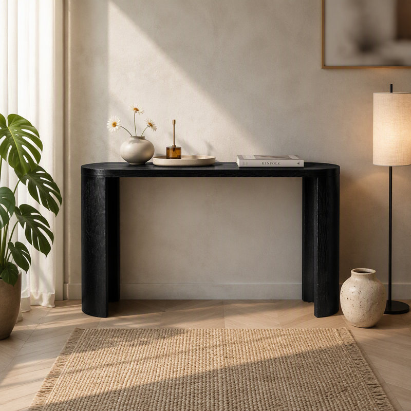Table d'entrée avec plateau épais et pieds incurvés, offrant une installation flexible pour les canapés et diverses pièces de la maison.
