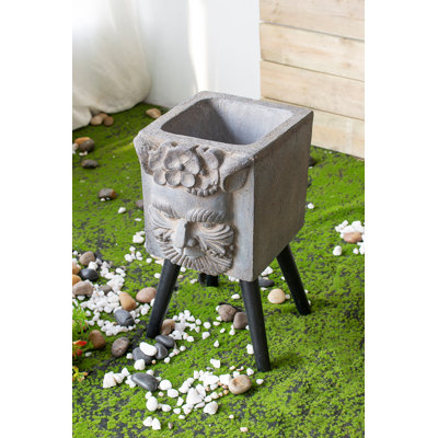 Statue de dieu grec avec pot de fleurs