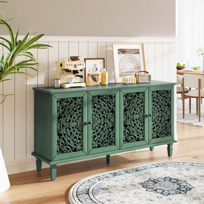 Buffet de style antique avec sculptures florales, pieds en bois massif et poignées en laiton