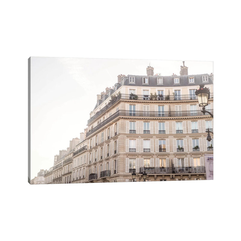 «Paris Building» par Ruby and B - reproduction de photo sur toile tendue, H 12 po x l 18 po x 1,5 po