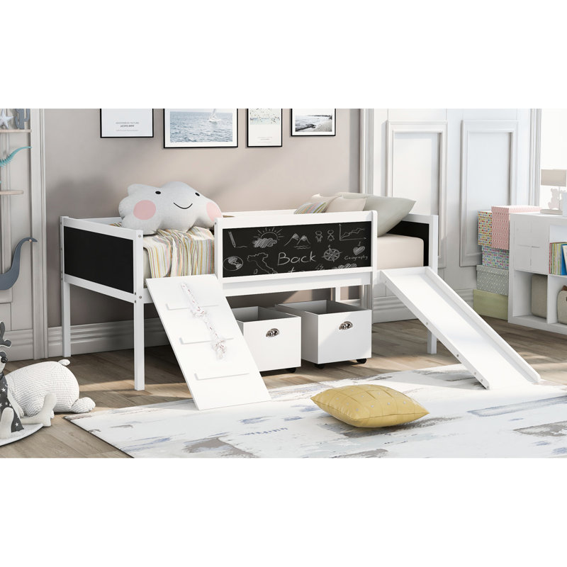 Lit mezzanine simple - blanc. Fabriqué en bois massif, avec structure et corde d'escalade, tableau noir. Divertissant et sécuritaire en tableau noir, deux rangements. Polyvalent et amusant
