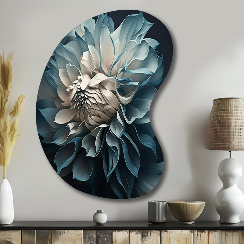 Bleu et blanc fleurs de dahlia I - forme unique de dahlia en métal, reproduction de sculpture murale asymétrique en métal