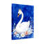 Cygne de Noël avec couronne et fleurs sur fond bleu-1850288753