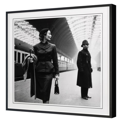 «Woman in Train Station» par Grand archives - Reproduction de photo unique sur papier