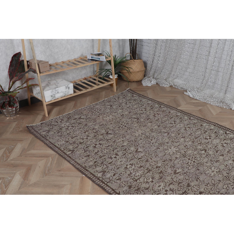 Tapis turc tissé à la main avec d'élégants motifs floraux dans des tons neutres pour une touche rétro