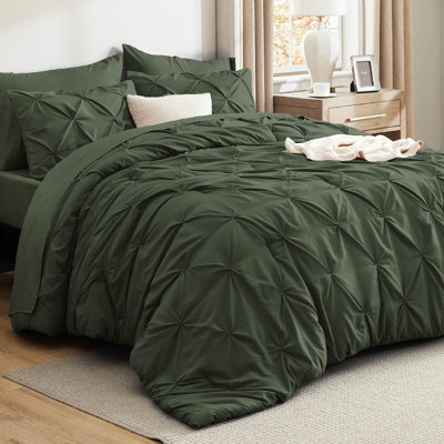 Bedsure Oversized Queen Burgundy Pintuck Bed-in-a-Bag - Olive Green Pinch Pleat Comforter Set with Sheets, Pillowcases & Shams (Set of 7)
