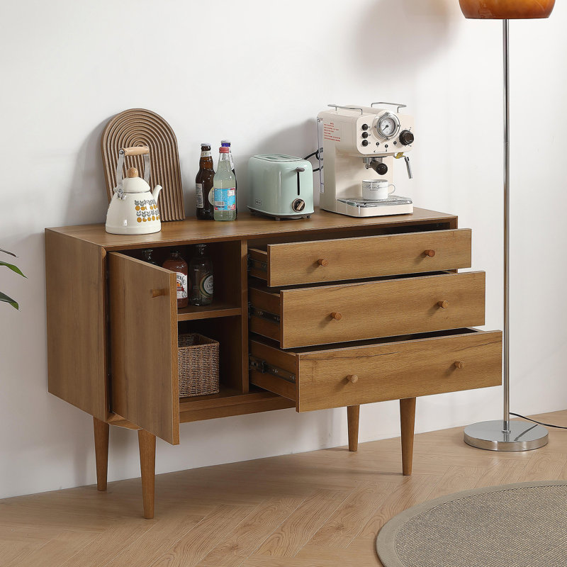 Buffet élégant en chêne antique avec rangement spacieux et design raffiné pour des salles à manger élégantes