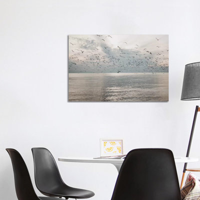 «Seagulls Over The Sea» par Chelsea Victoria - photographie sur toile tendue