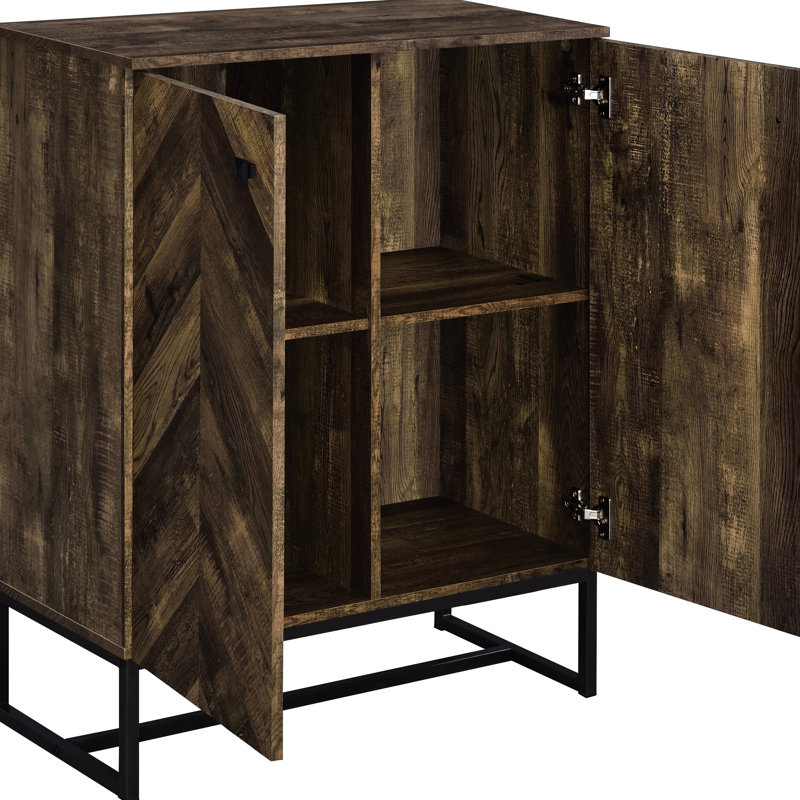 s Armoire d'appoint rustique en chêne rustique à 4 tablettes avec éléments revêtus de bronze industriel, chevrons pour un rangement élégant dans les espaces de vie principaux carrés et portes, idéal
