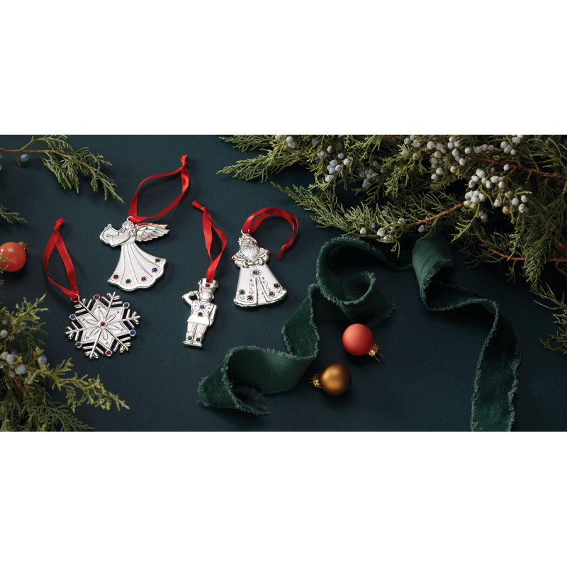 Ornement en forme de flocon de neige orné de bijoux