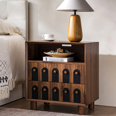 Table de chevet moderne avec station de charge, 26 po de hauteur, 23,75 po de largeur, table de chevet en bois, 2 tiroirs de rangement, style Mid-Century pour le salon, design à miroir incurvé, noyer, chambre de 200 lb