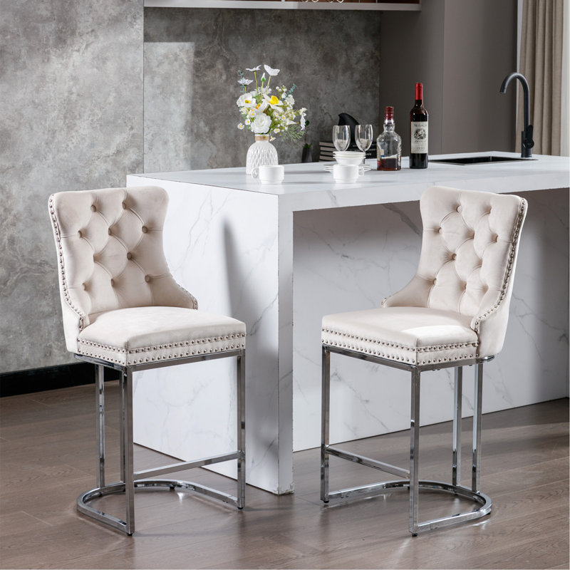 Ensemble de 2 tabourets de bar de 26 po à hauteur de comptoir, tabourets de bar modernes en velours avec dossier à boutons et garniture de rivets, tabourets de bar robustes avec pieds en métal chromé robustes (beige, paquet de 2)