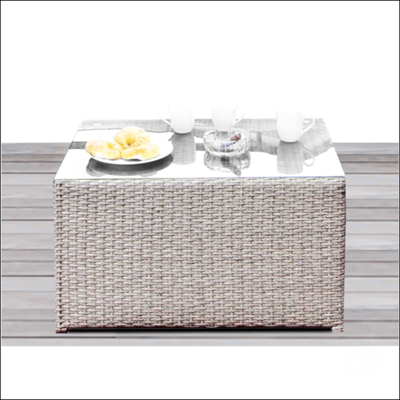 Table basse en osier entièrement assemblée avec coussins épais et verre trempé, parfaite pour les réceptions en plein air et la durabilité.