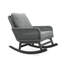 Ensemble de conversation moderne 3 pièces avec chaises berçantes en rotin PE gris et table d'appoint en bois, parfait pour la détente sur le patio ou le balcon