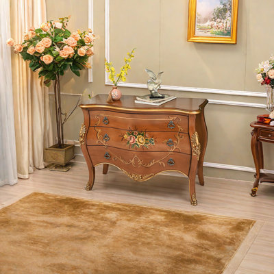 Coffre d'appoint en bois de grande capacité dans le salon. Commode d'appoint