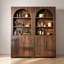 Ensemble de bibliothèque autoportant moderne avec tablettes ouvertes et portes d'armoire arquées pour des solutions de rangement polyvalentes-1459262805