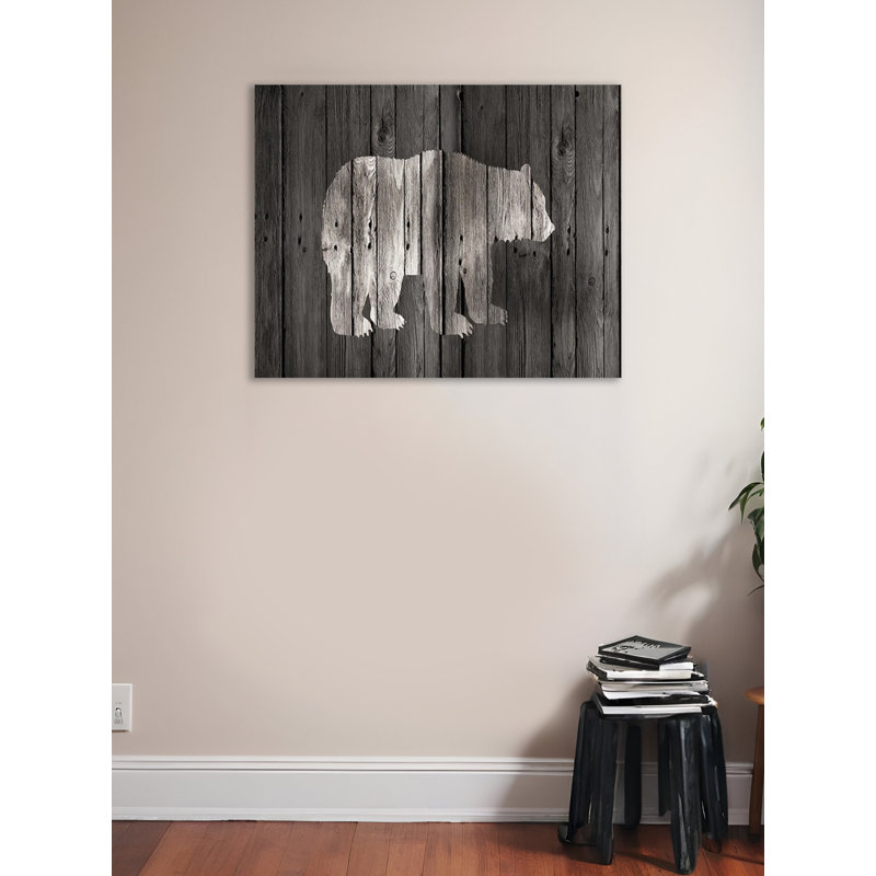 «Lodge Bear on Black Wood» par Claudia Schoen - impression sur toile, H 24 po x l 32 po