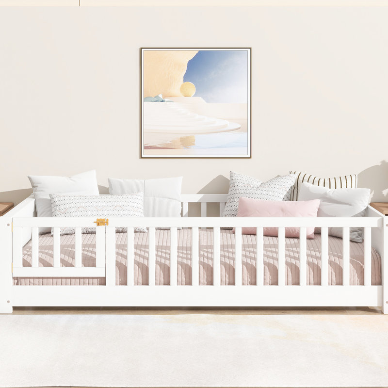Lit simple au sol blanc équipé d'un support à livres et de barrières de sécurité, 7 lattes pour un support solide, porte pivotante avec rangement intégré, bois d'hévéa, 7 designs