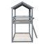 Lit superposé simple au-dessus d'un lit simple en bois avec toit, fenêtre, garde-corps et échelle-253350205