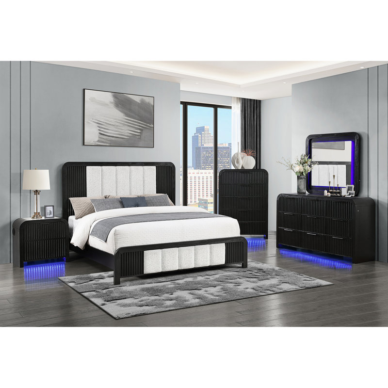 Très grand lit avec détails cannelés, tête de lit partiellement rembourrée et lit de style à profil bas, bords arrondis, motif noir et blanc, décor en bois brun, fabrication en bois d'hévéa, bois massif et noyau