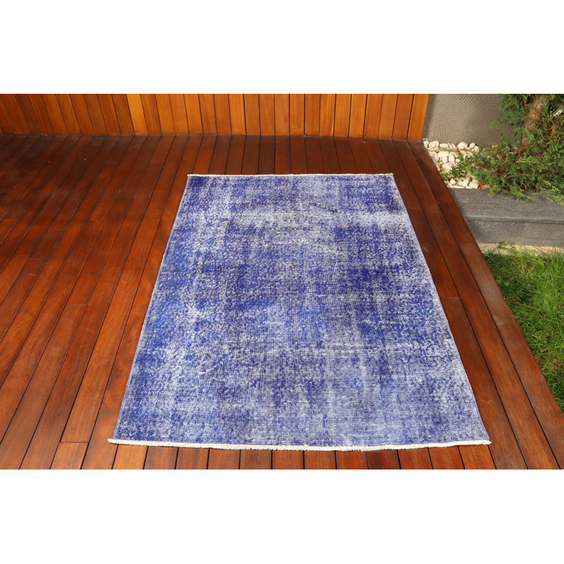 Tapis turc bleu tissé à la main pour un ajout confortable et élégant au salon ou à la chambre à coucher