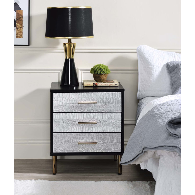 Table de chevet 3 tiroirs avec pieds en métal et façade tendance pour chambre or