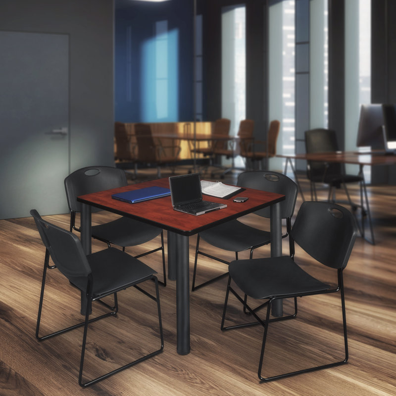 Plateau de table Kee Square, 4 chaises empilables Zeng, H 29 po x l 30 po x P 30 po, Cerisier/Noir, Gris