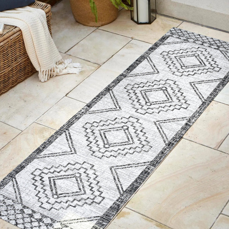 Winon Diamond Tribal Medallion Ivory/Black Indoor/Outdoor Rug, Runner 2'2" x 10'