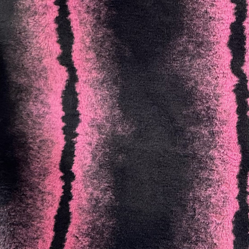 Housse de coussin carré en polyester / mélange de polyester Fluffy Fields, Fuchsia / noir, 22 po x 22 po, Carré