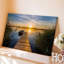Toile, art serein au bord du lac au coucher du soleil avec un quai en bois qui s'étend sur un lac calme-237883993