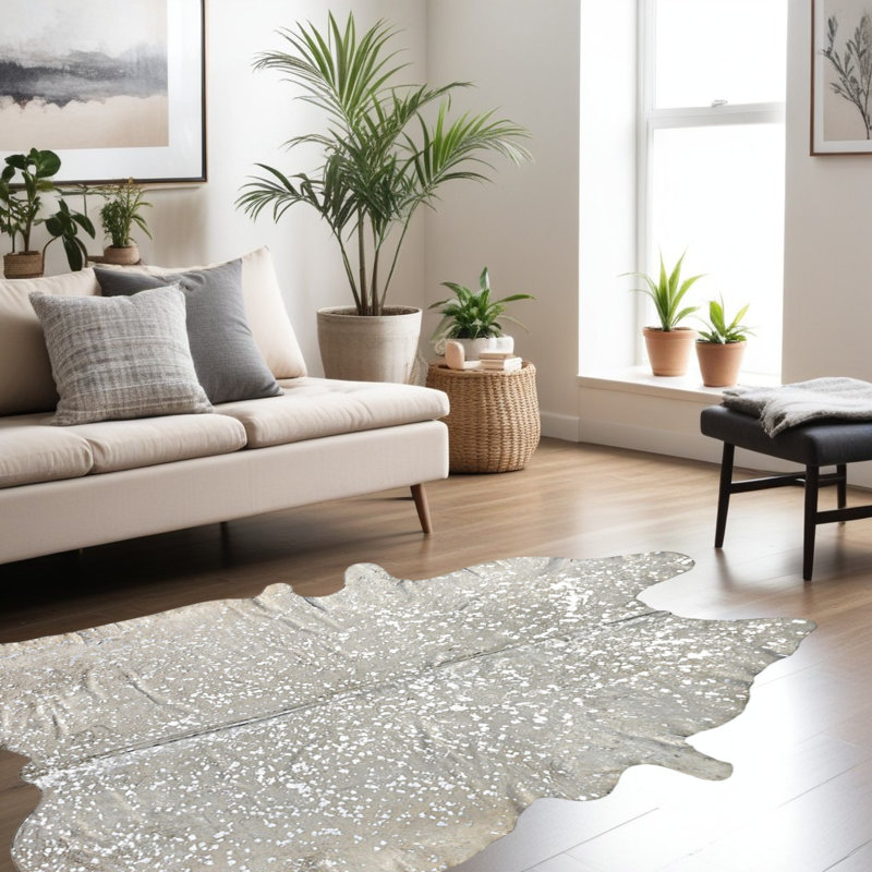 Tapis noué à la main 6 pi x 7 pi argent et ivoire en peau de vache