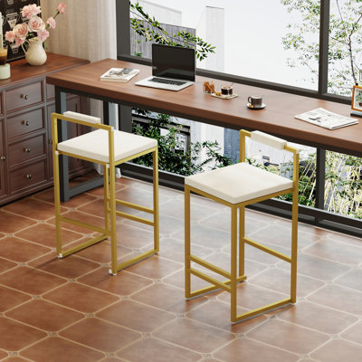 Tabourets de bar rembourrés (lot de 2) blanc crème et or, dossier bas, polyvalents et adaptables à différents espaces (salle à manger, salon, intérieur moderne), assises en velours, pieds dorés avec repose-pieds pour une assise confortable.