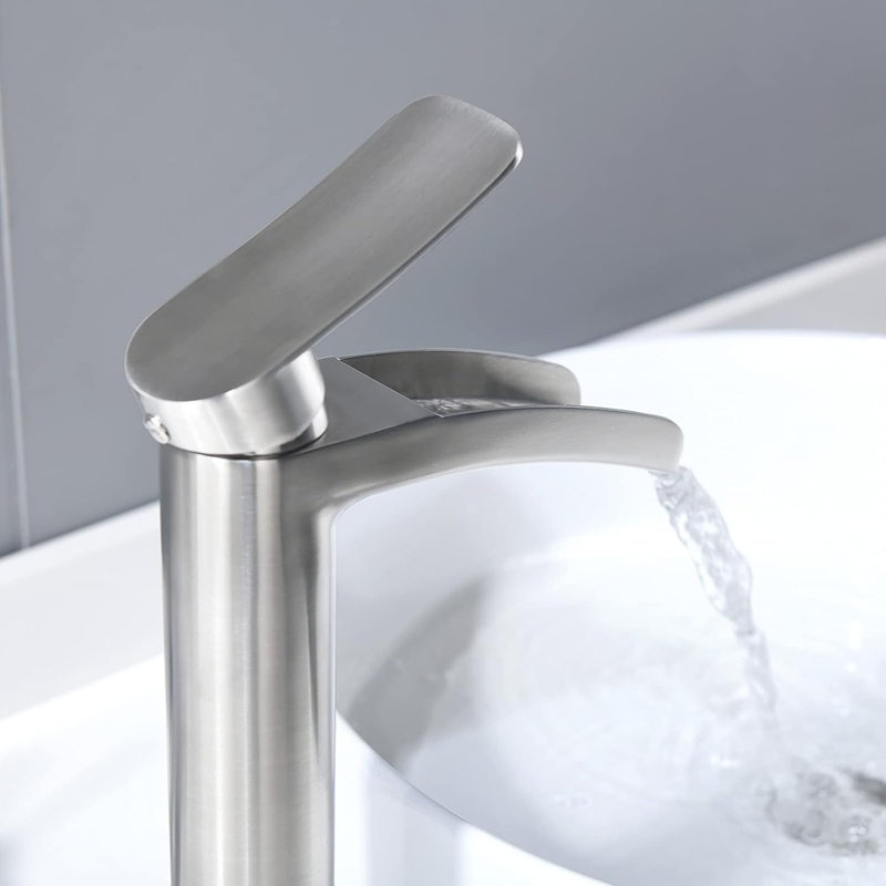 Robinet de lavabo vasque de salle de bain haut en nickel brossé, robinet de salle de bain moderne à un trou à poignée simple et cascade, avec bonde escamotable et ligne d'alimentation en eau.