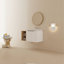 Meuble-lavabo luxueux avec portes et évier à fermeture en douceur, avec une petite tablette de rangement pour plus de commodité.