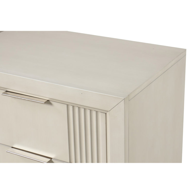 Commode 1 pièce avec glissières latérales en métal, poignées chromées, 5 tiroirs à queue d'aronde, design cannelé, fini blanc antique, style transitionnel, chambre à coucher