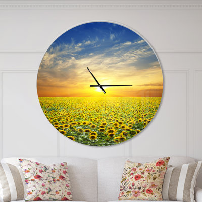 Beau coucher de soleil sur un champ de tournesols - horloge murale moderne