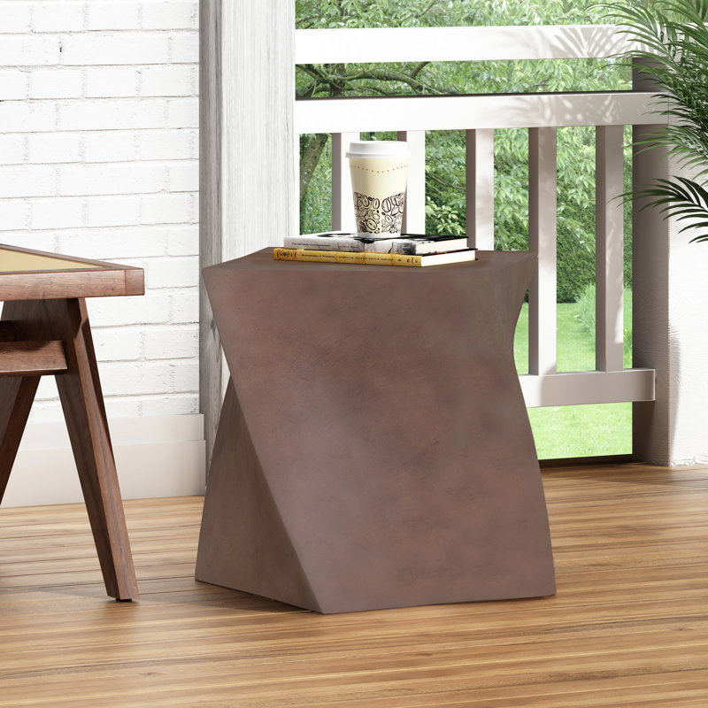 La table en béton léger avec pièce en forme de cube torsadé se distingue par son côté brun chic pour un look élégant