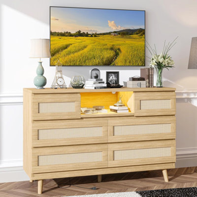 Meuble télé à 6 tiroirs avec détails en rotin et DEL RVB, console multimédia pour le salon, armoire de rangement avec tiroirs spacieux et station de charge, naturel