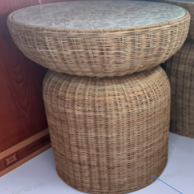 Table d'appoint ronde en rotin tressé à la main, avec plateau en nacre.