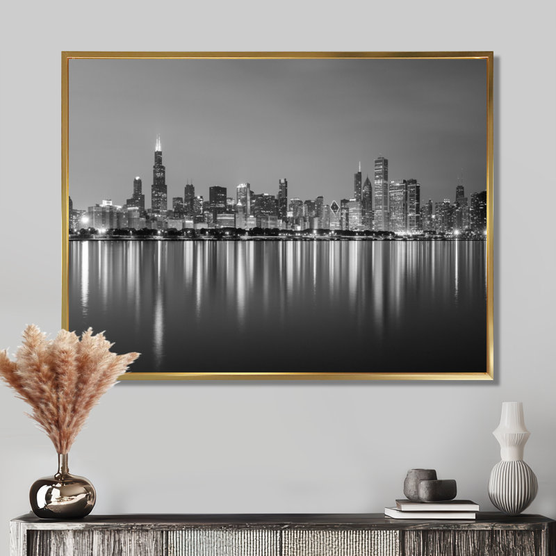 «Chicago Skyline at Night Black and White» - reproduction de photo, H 30 po x l 40 po, Toile tendue