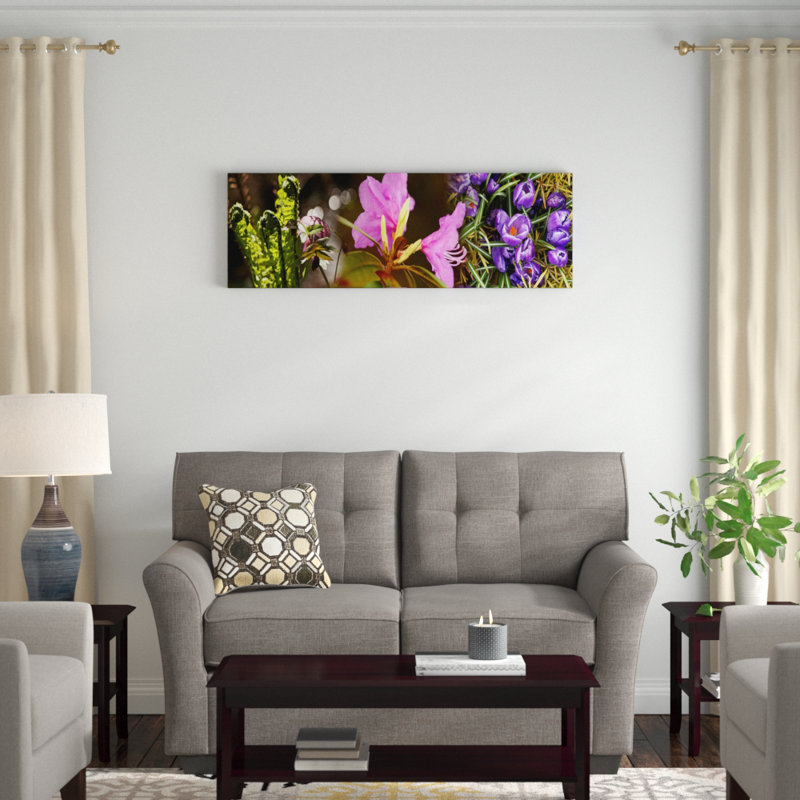 «Détails du début du printemps et des fleurs de crocus», reproduction de photo sur toile, H 16 po x l 48 po x P 0,75 po